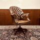 Chaise de directeur Chesterfield classique en cuir marron