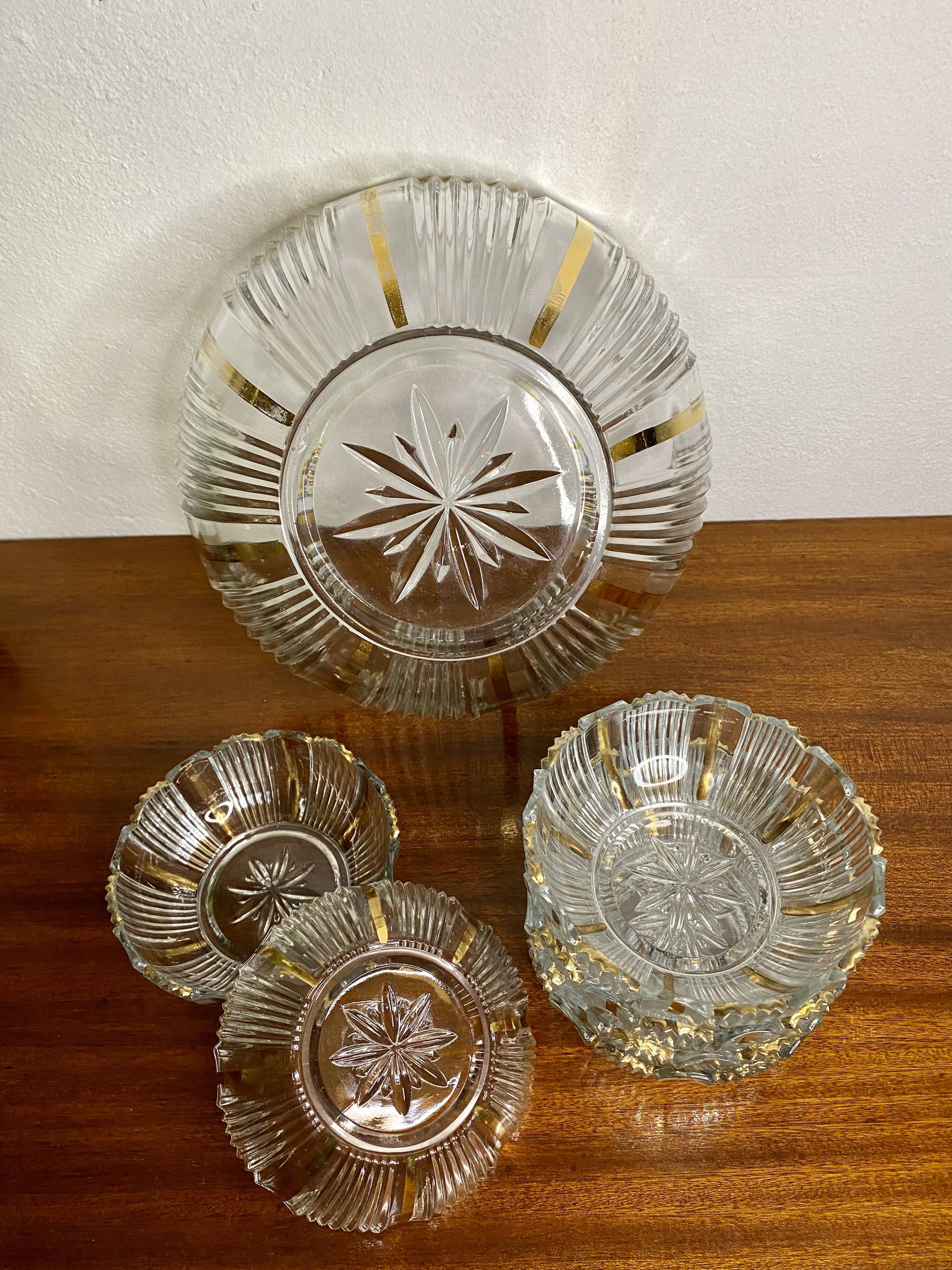 Salad bowl and its golden cups