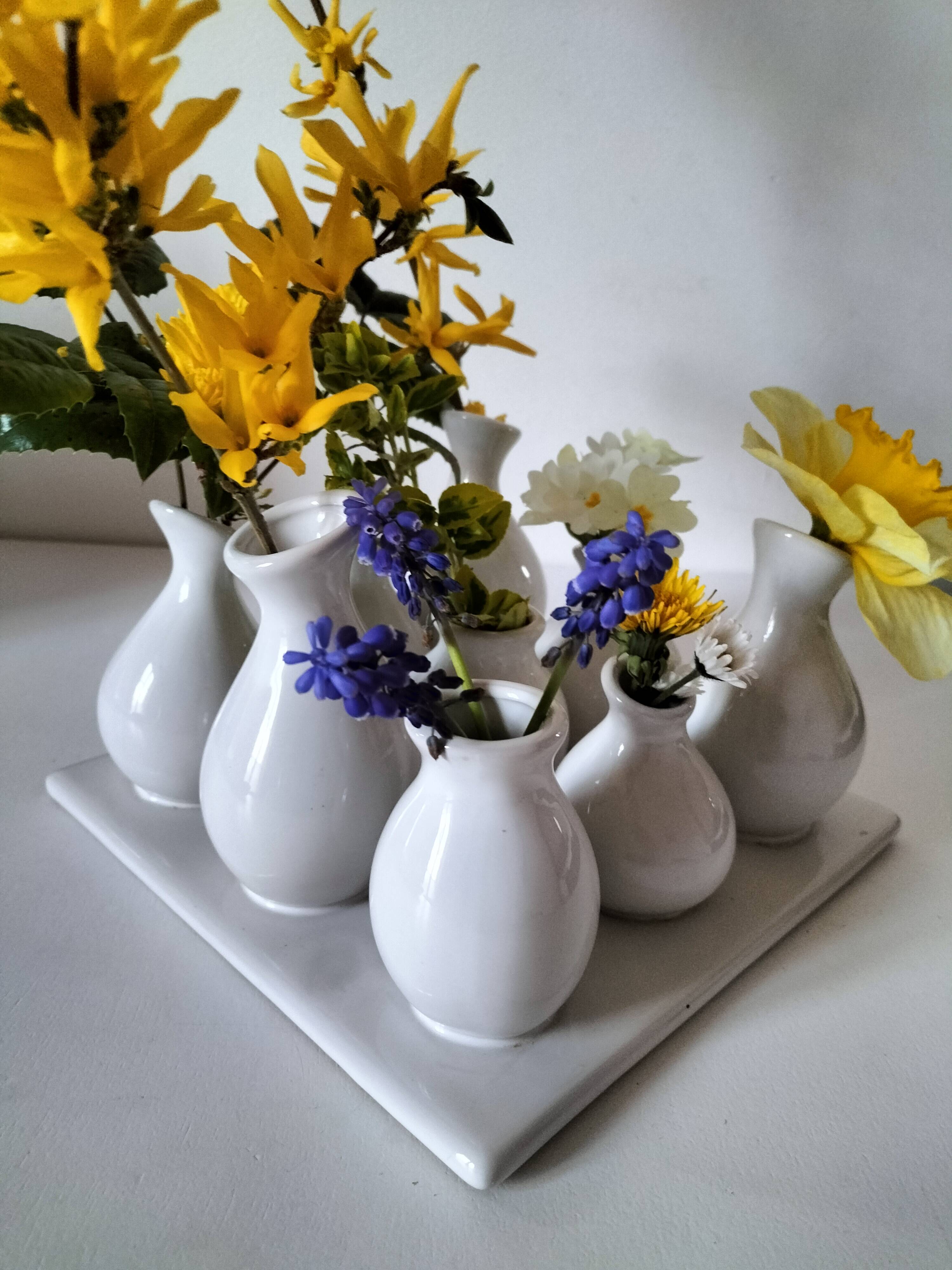 Multiple vintage white soliflore – centrepiece with 9 ceramic vases