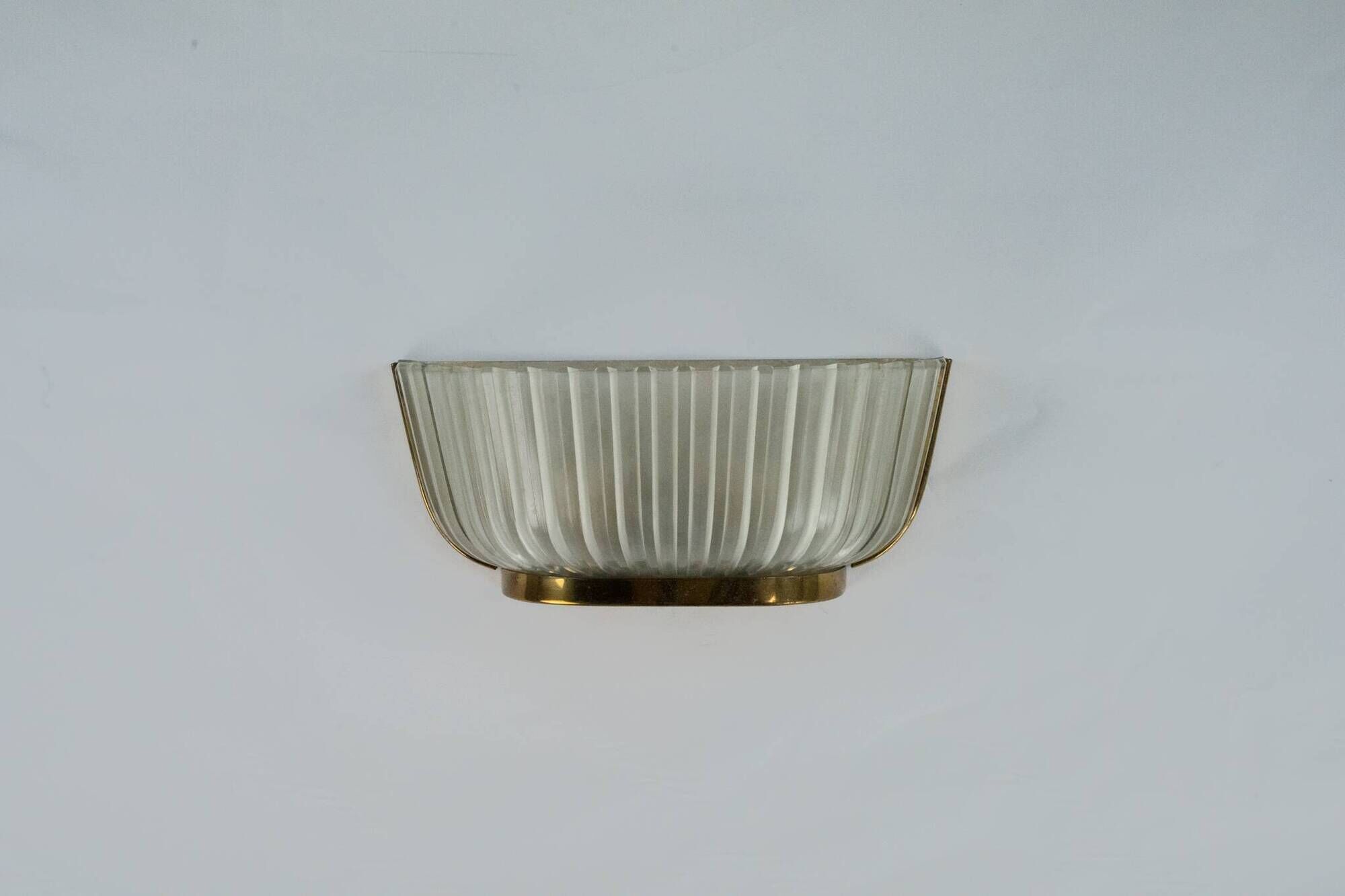 Single Art deco Seguso sconce in brass and glass. Italy 1940s