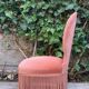 Fauteuil crapaud capitonné rose vintage