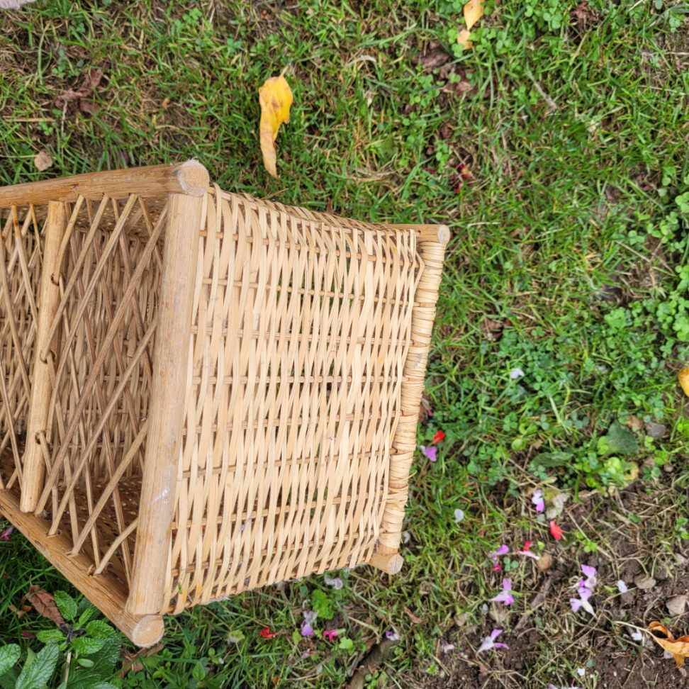 Étagère en osier vintage
