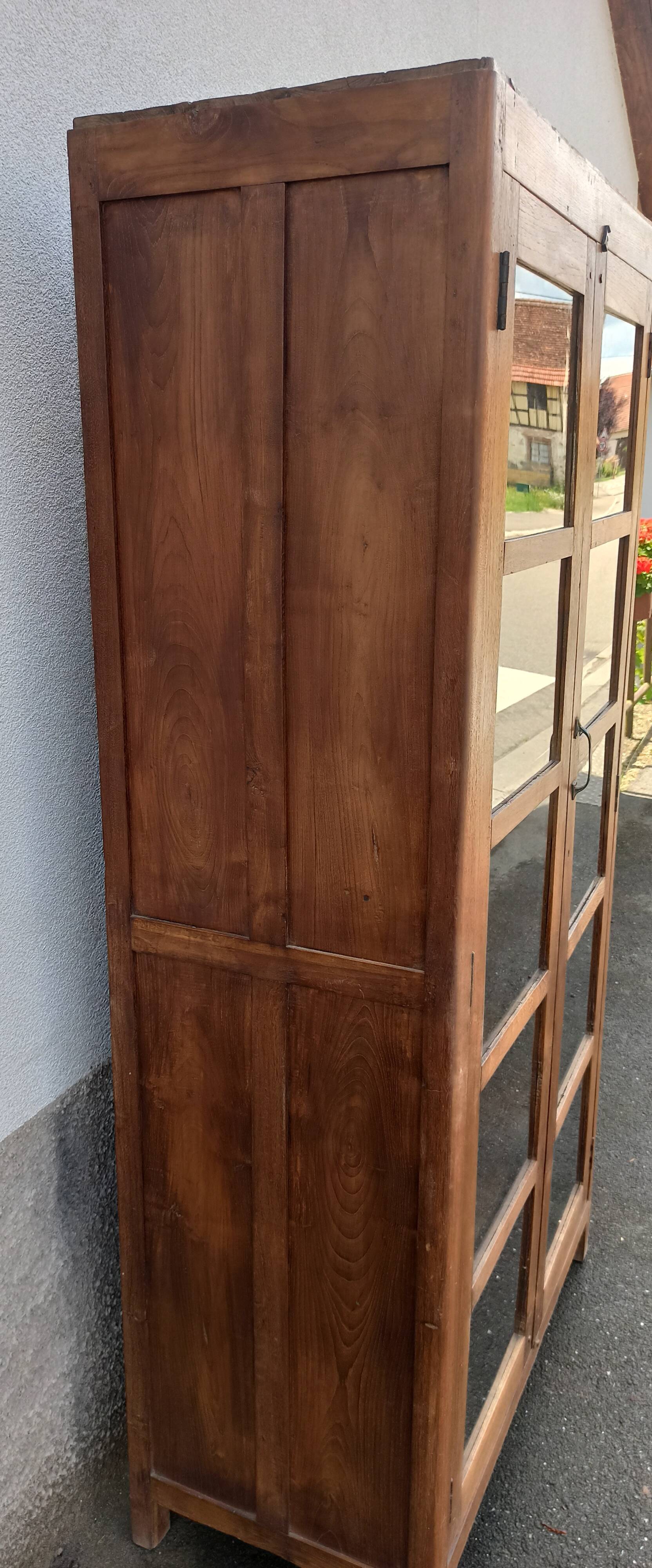 Armoire vitrée en bois