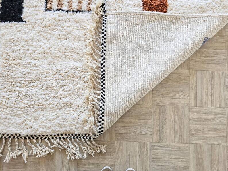 Off-white Moroccan rug with geometric patterns, 250cm x 150cm