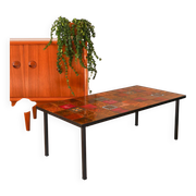 Ceramic and black iron coffee table, attributed to the Roche-Bobois brand, with a black metal base and structure, rectangular ceramic top from Vallauris with colourful patterns in ochre and orange, design from the 1970s.