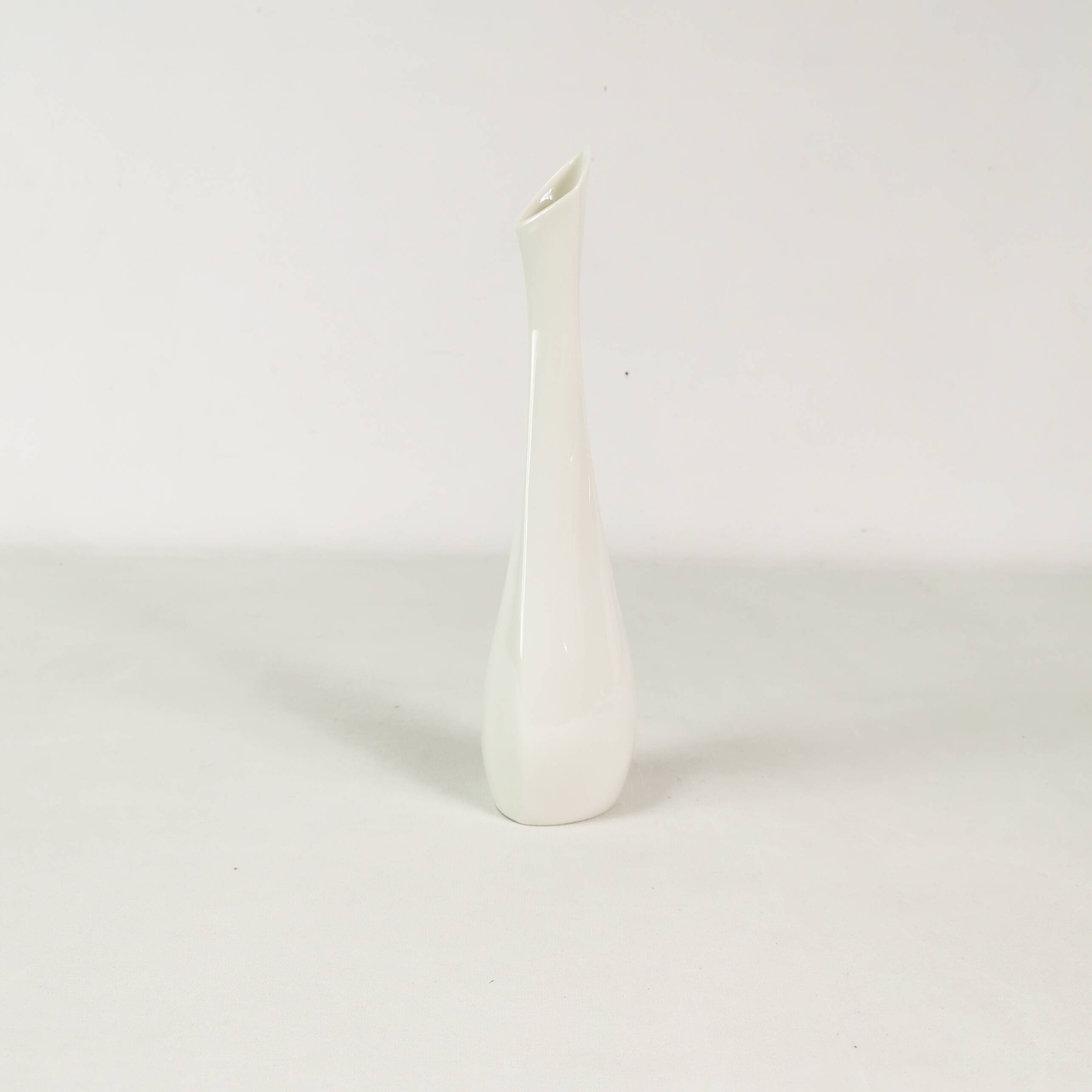 Minimalistyczny wazon porcelanowy, Sgrafo Modern, proj. Peter Muller, late 60.