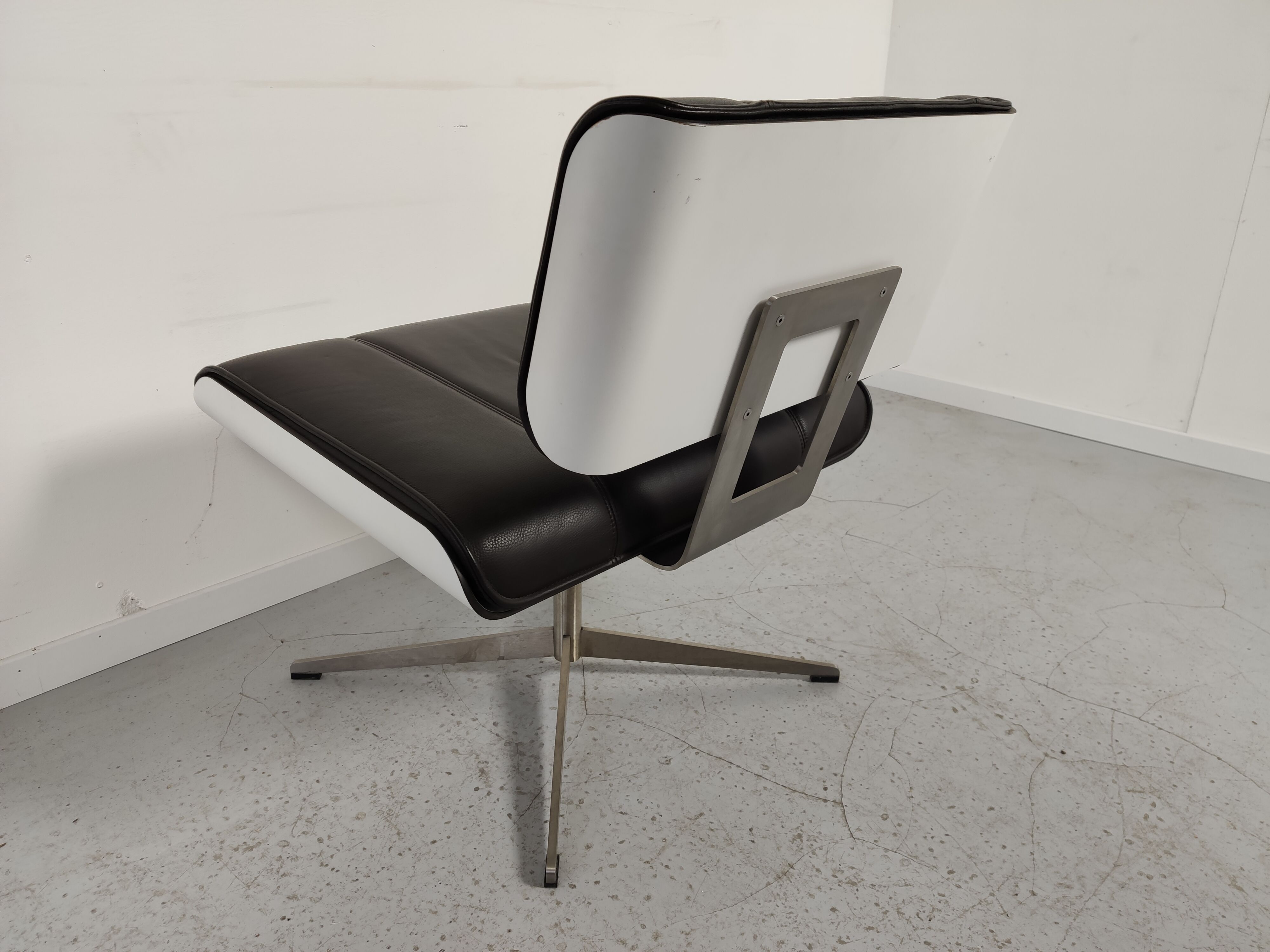 Paire de fauteuils cuir design années 90