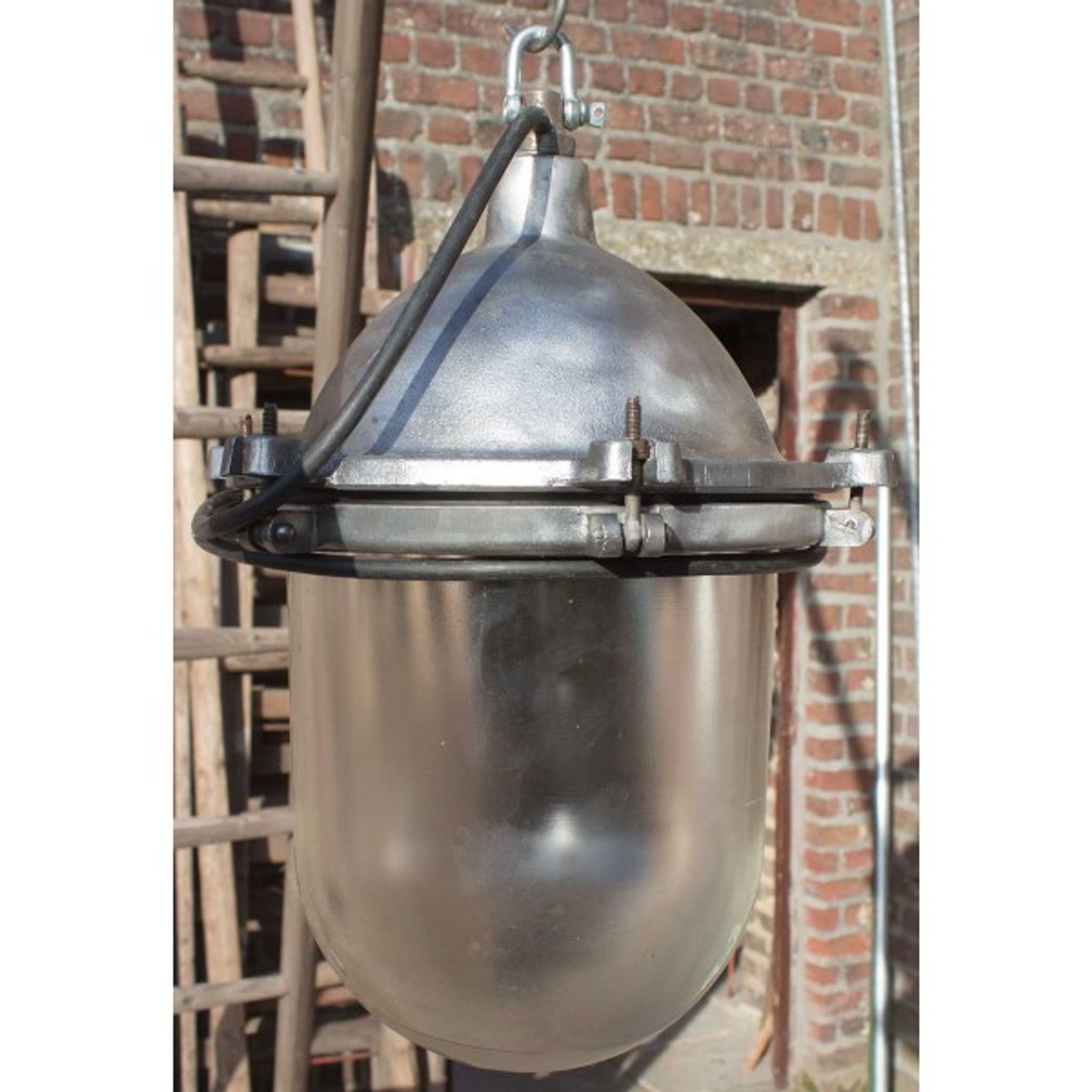 Industrial aluminum lamp with glass globe