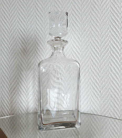 Whisky decanter with flat cap