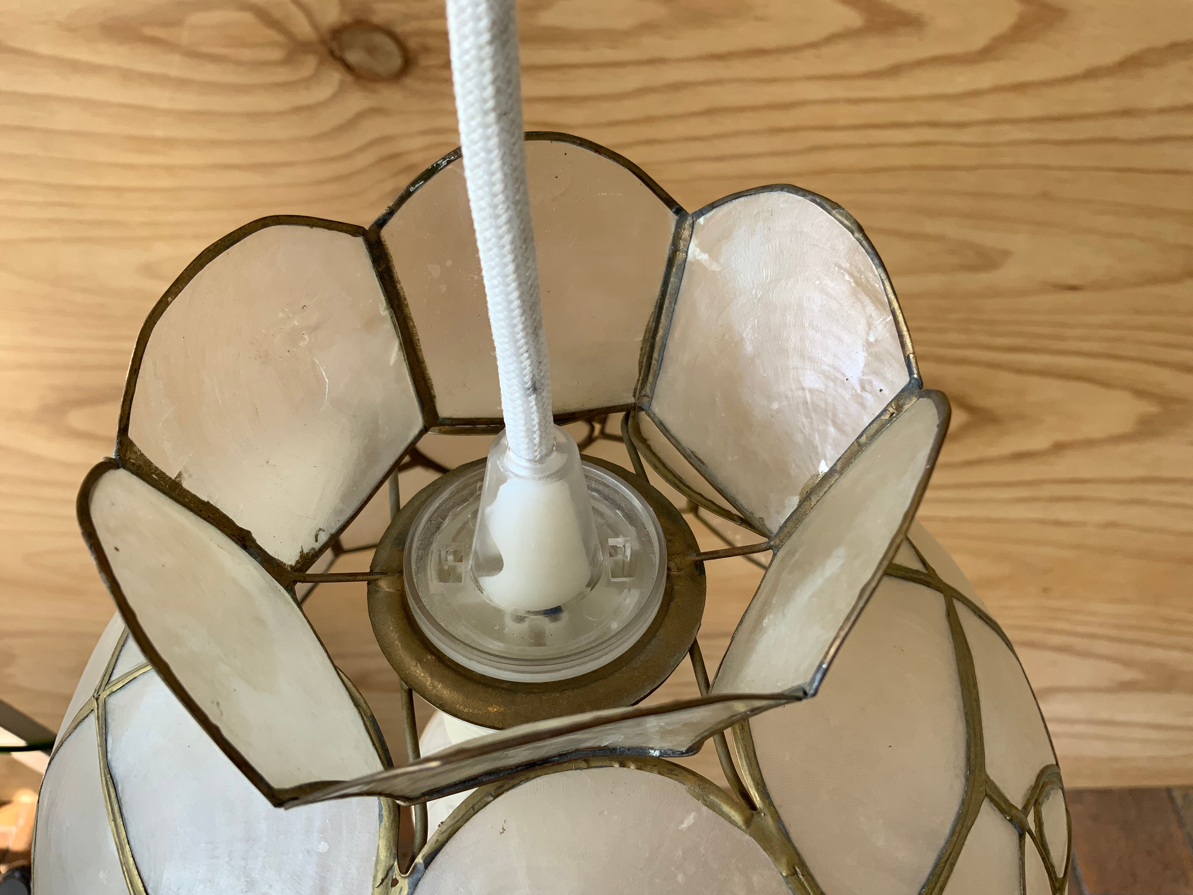 Mother-of-pearl and brass suspension