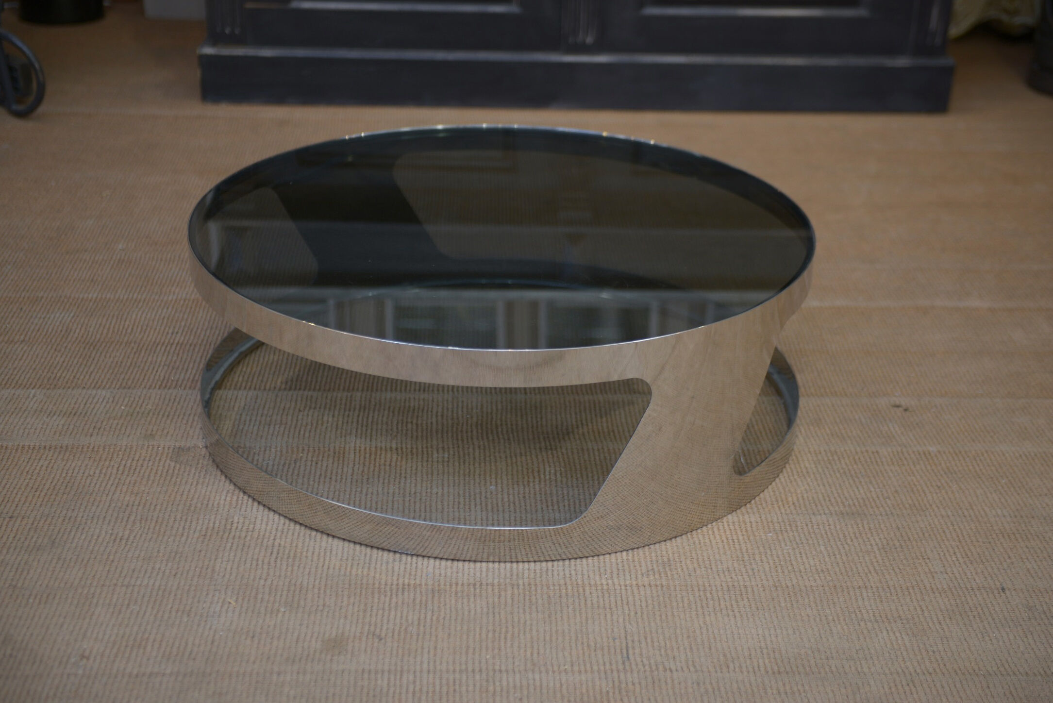 Table basse design en métal chromé et verre fumé 1970