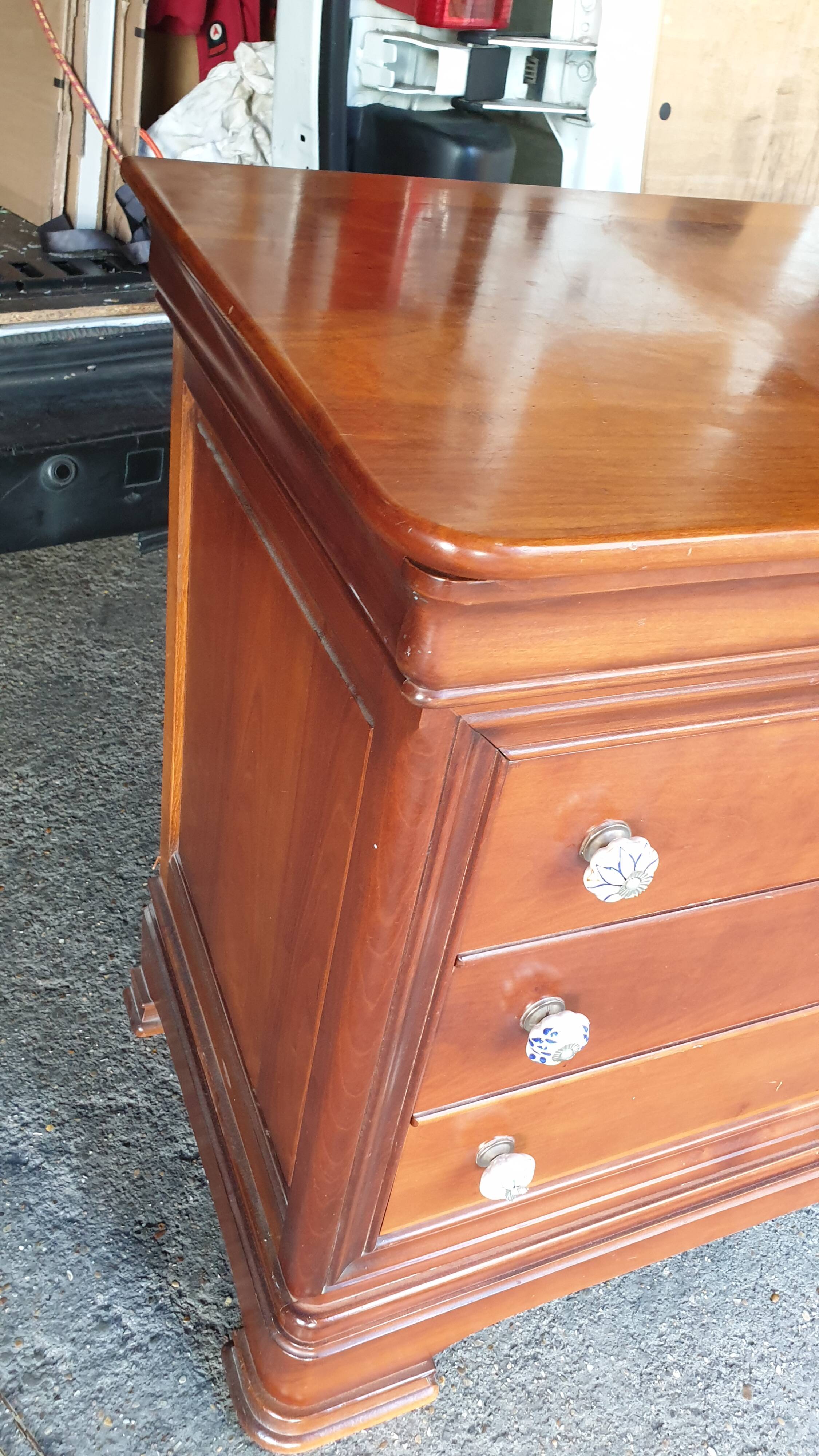 Commode louis Philippe à doucine 4 tiroirs merisier.