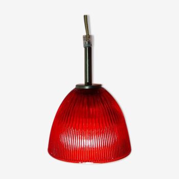 Suspension with its red striated glass globe and transparent power cord.