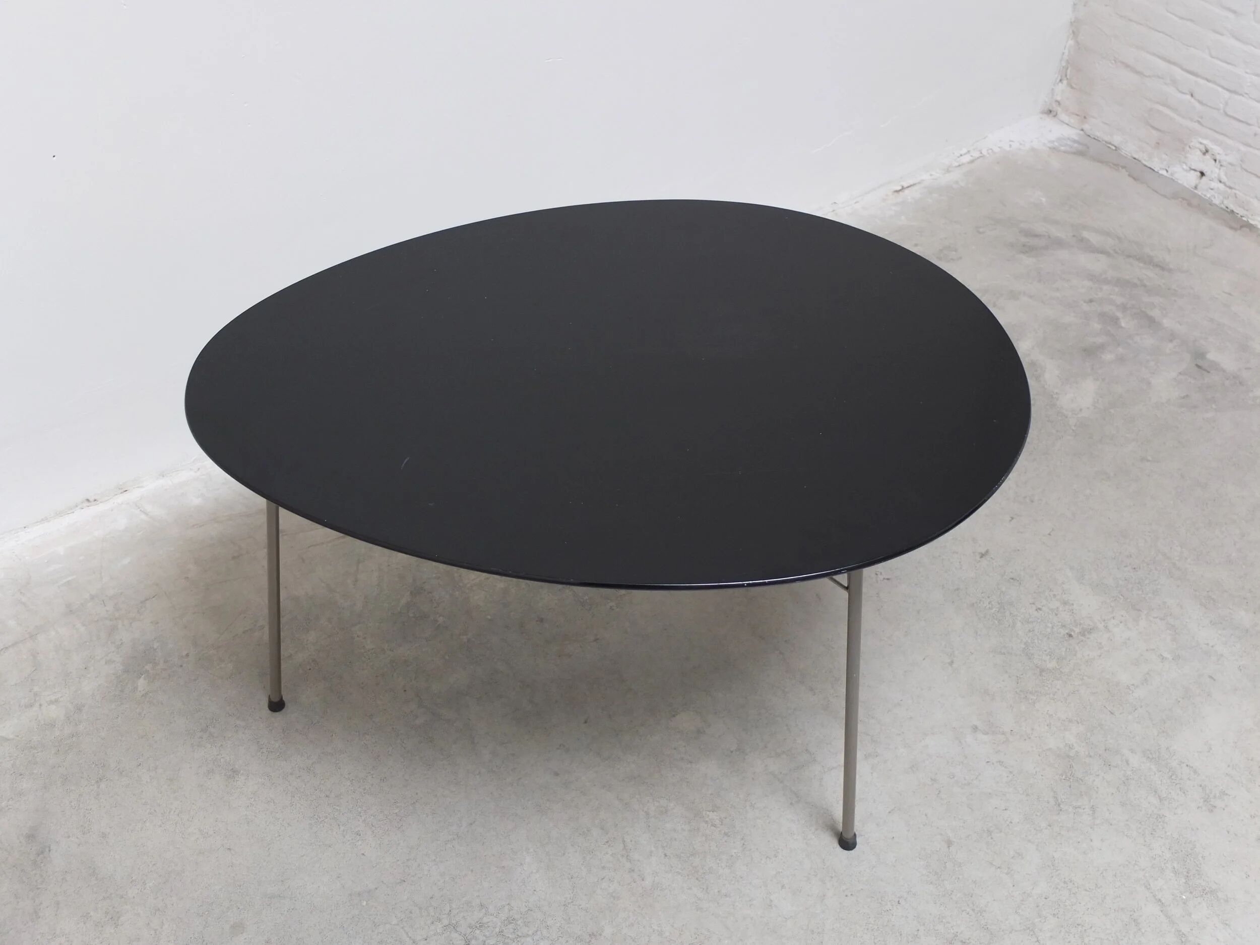 Rare 'Egg' table by Arne Jacobsen for Fritz Hansen, 1952