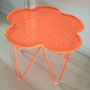 Table basse India Mahdavi pour Monoprix perforée rose orangé corail