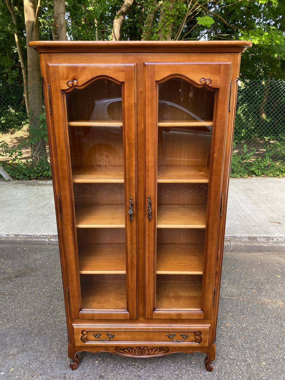 Louis XV display cabinet in solid wood from the 1970s.