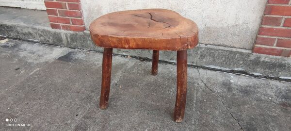 Ancien tabouret tripode brutaliste
