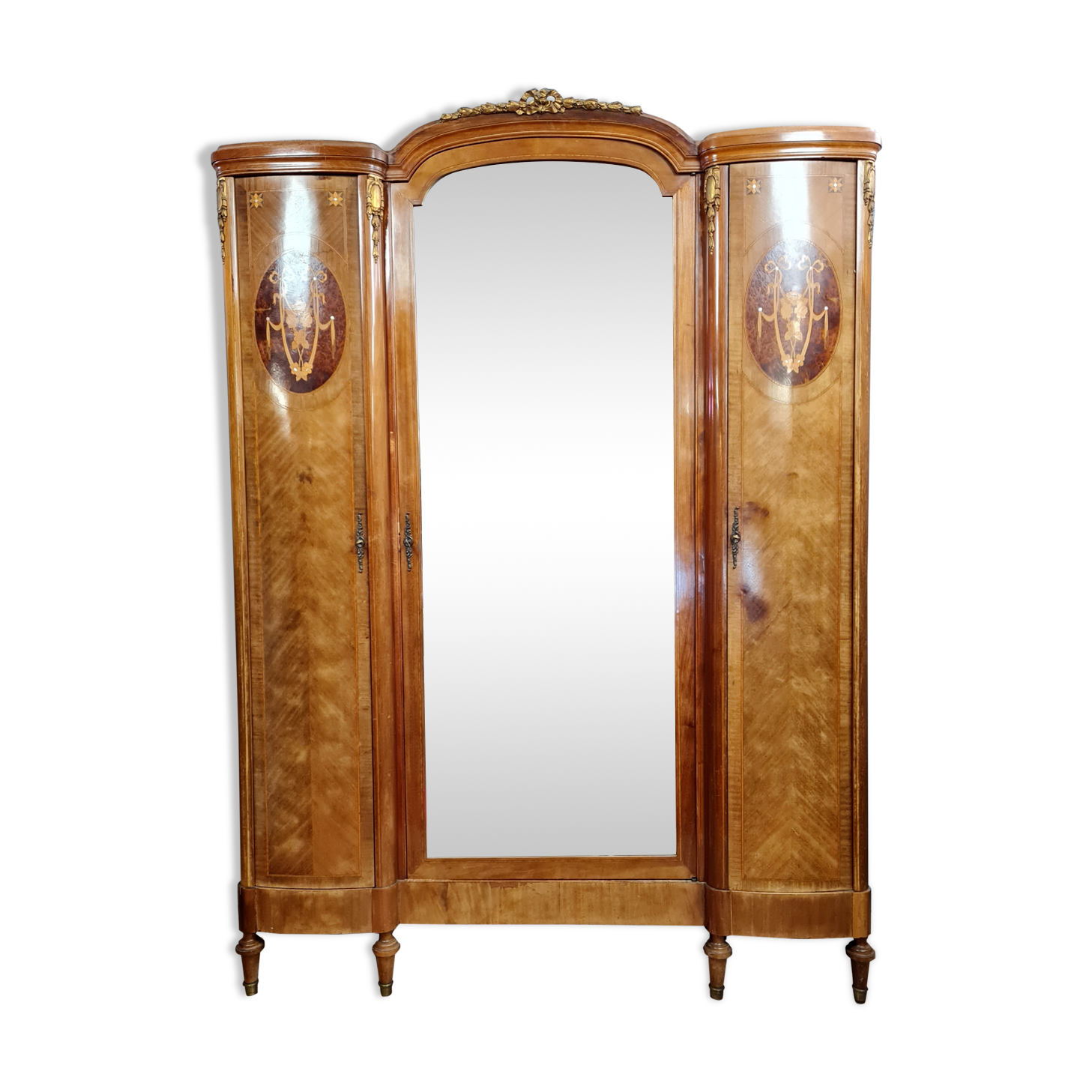 Wardrobe Louis XVI jumped back into precious wood marquetry around 1880