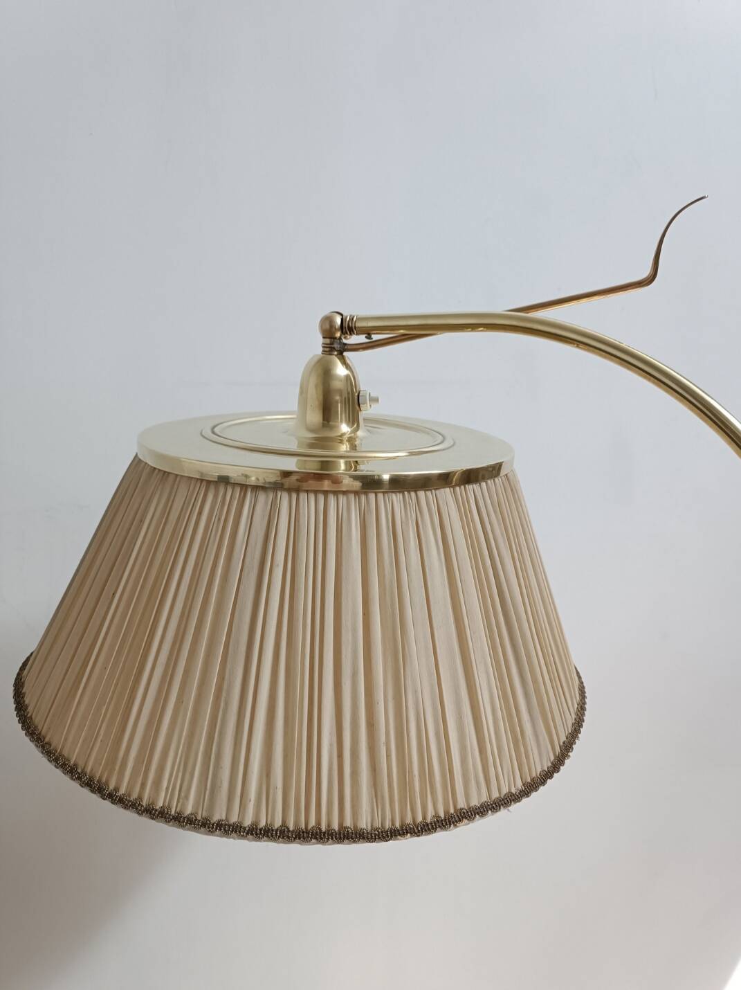 Leather-covered floor lamp by FJB Corsini for Metalarte 1950s