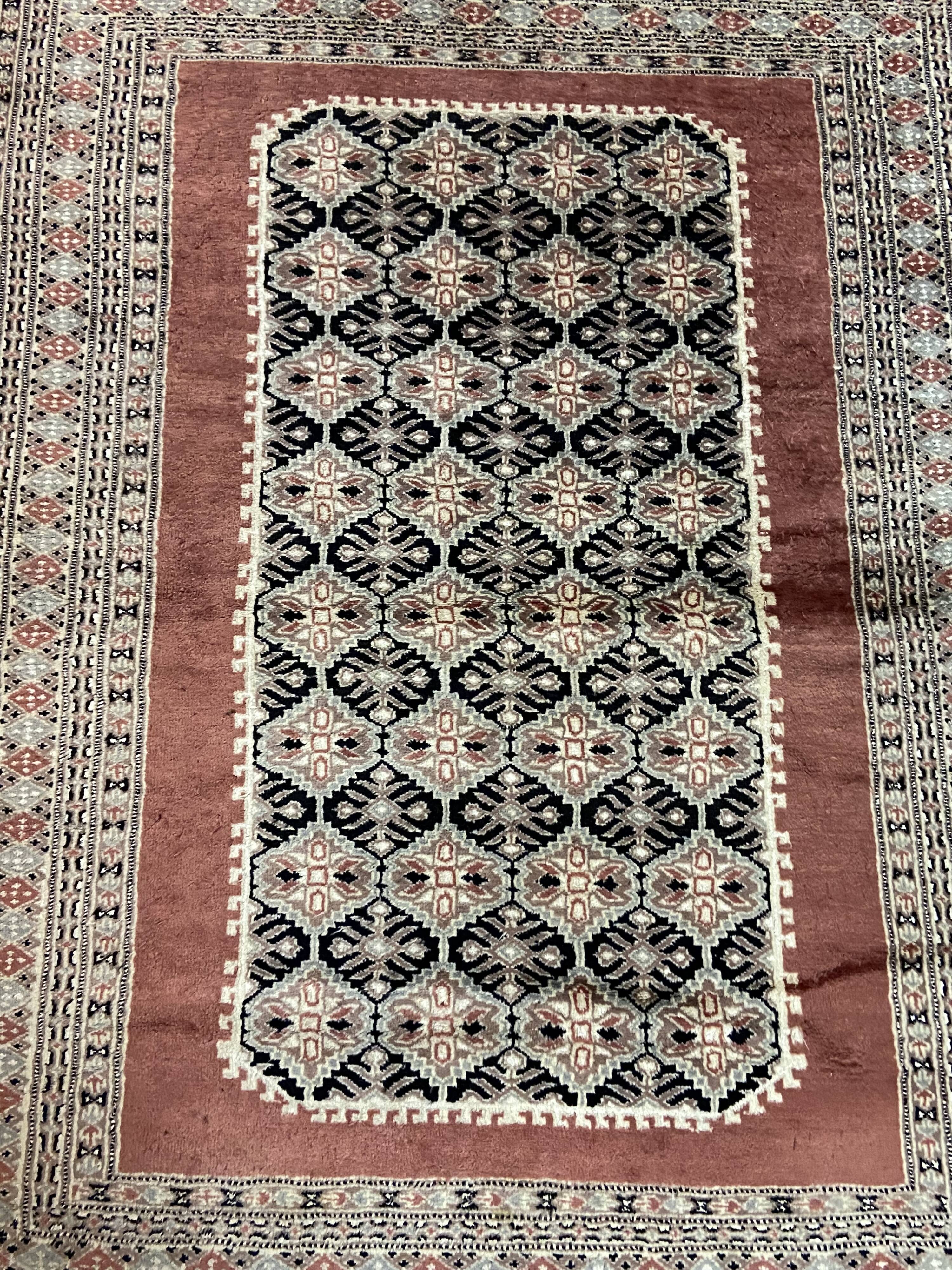 Handmade wool Oriental rug from Pakistan