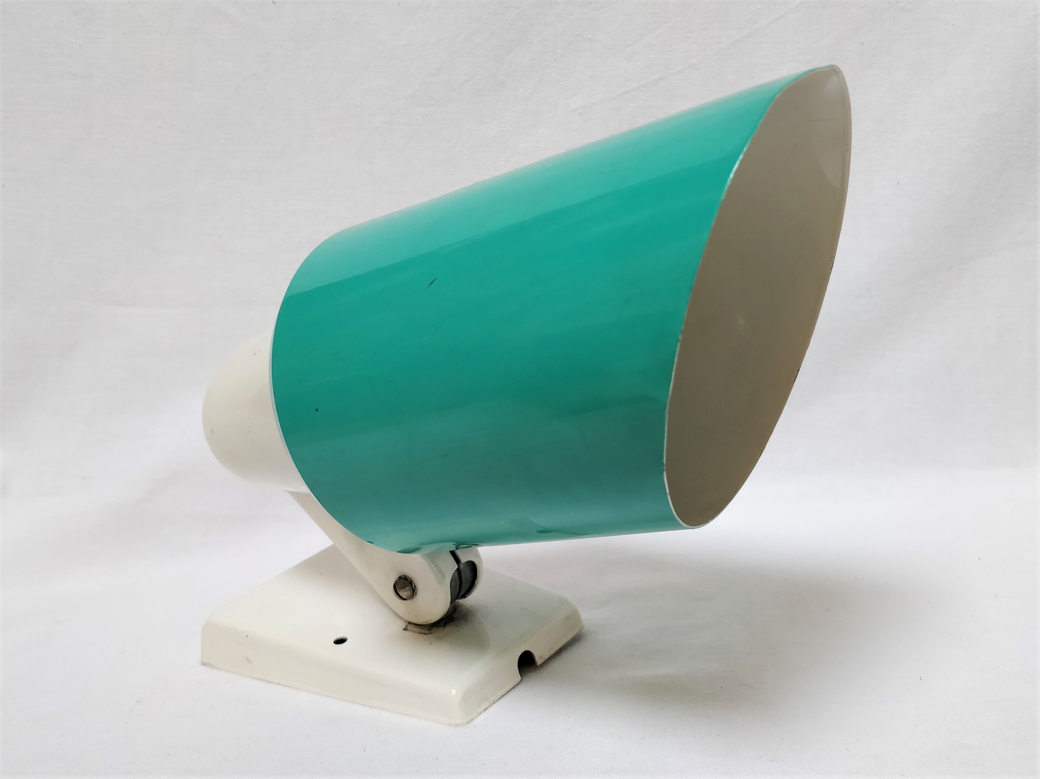 Enamelled tole wall lamp