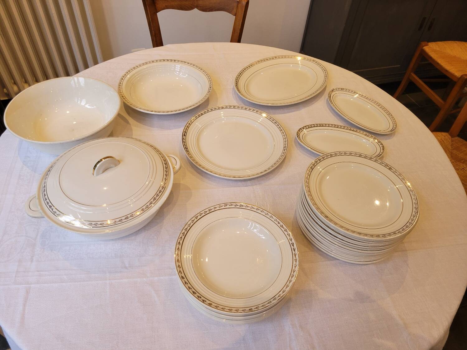 Table service in opaque porcelain with gold leaf.
