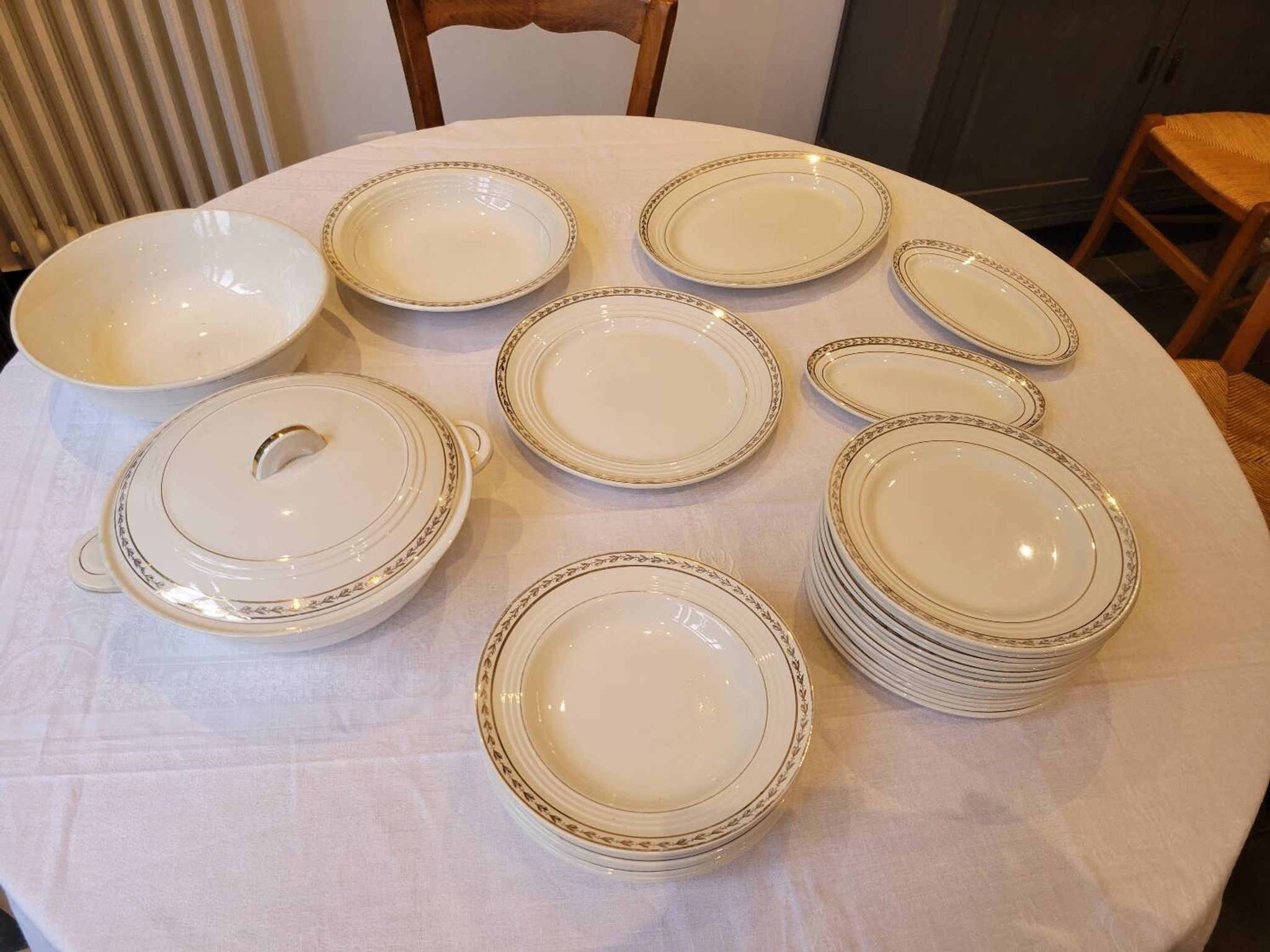 Table service in opaque porcelain with gold leaf.