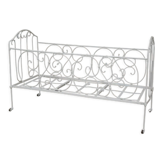 Lit bébé ancien ou banquette en fer forgé