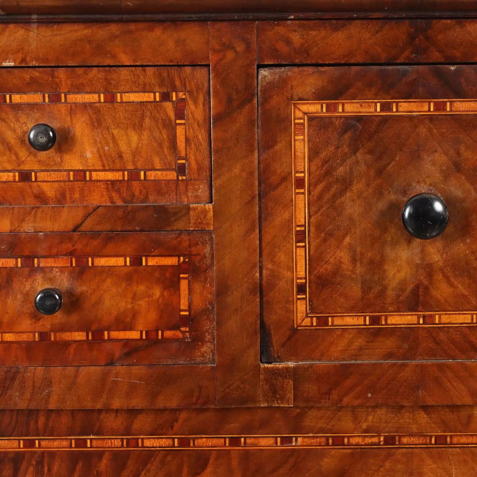 Antique buffet in Eastern European walnut, 19th century.
