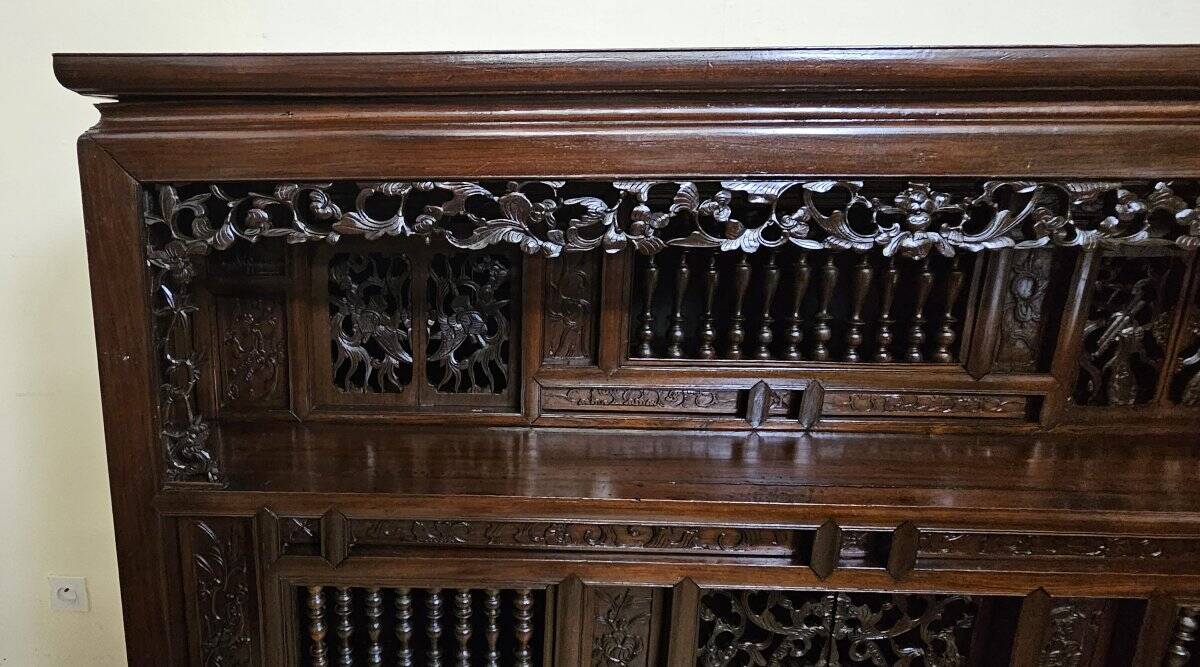 Asia 19th century: antique cabinet carved in mahogany (Chinese or Indochinese art)