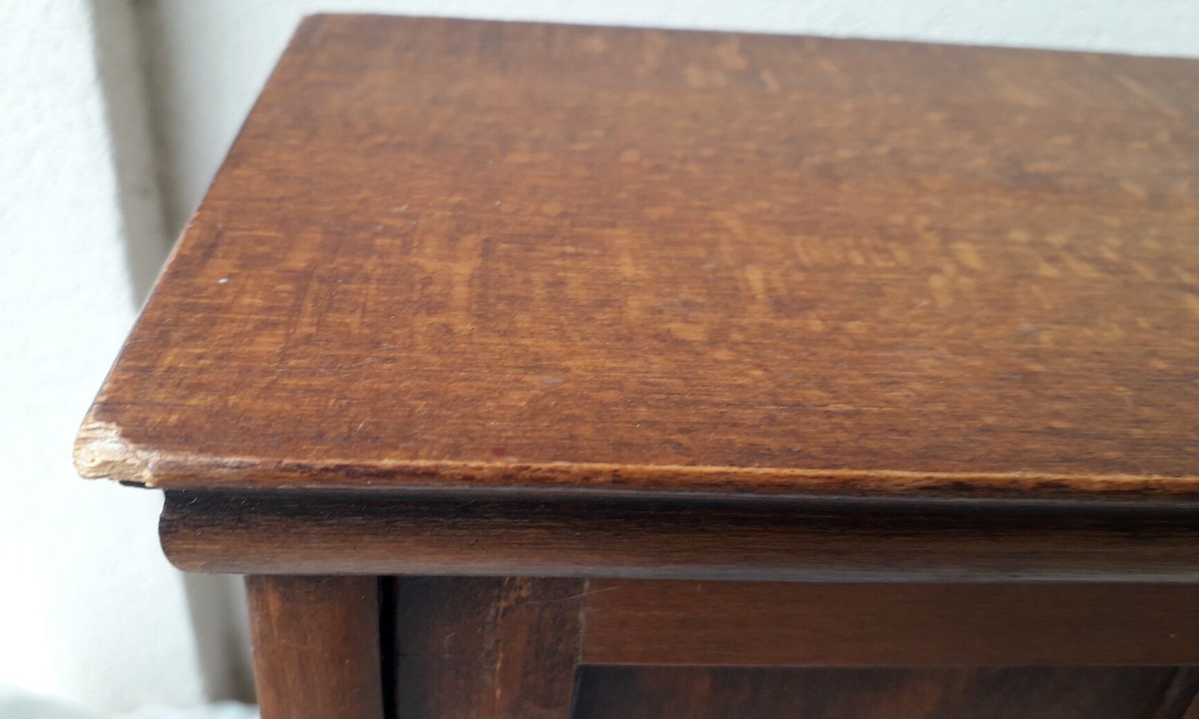 Armoire de poupée en bois