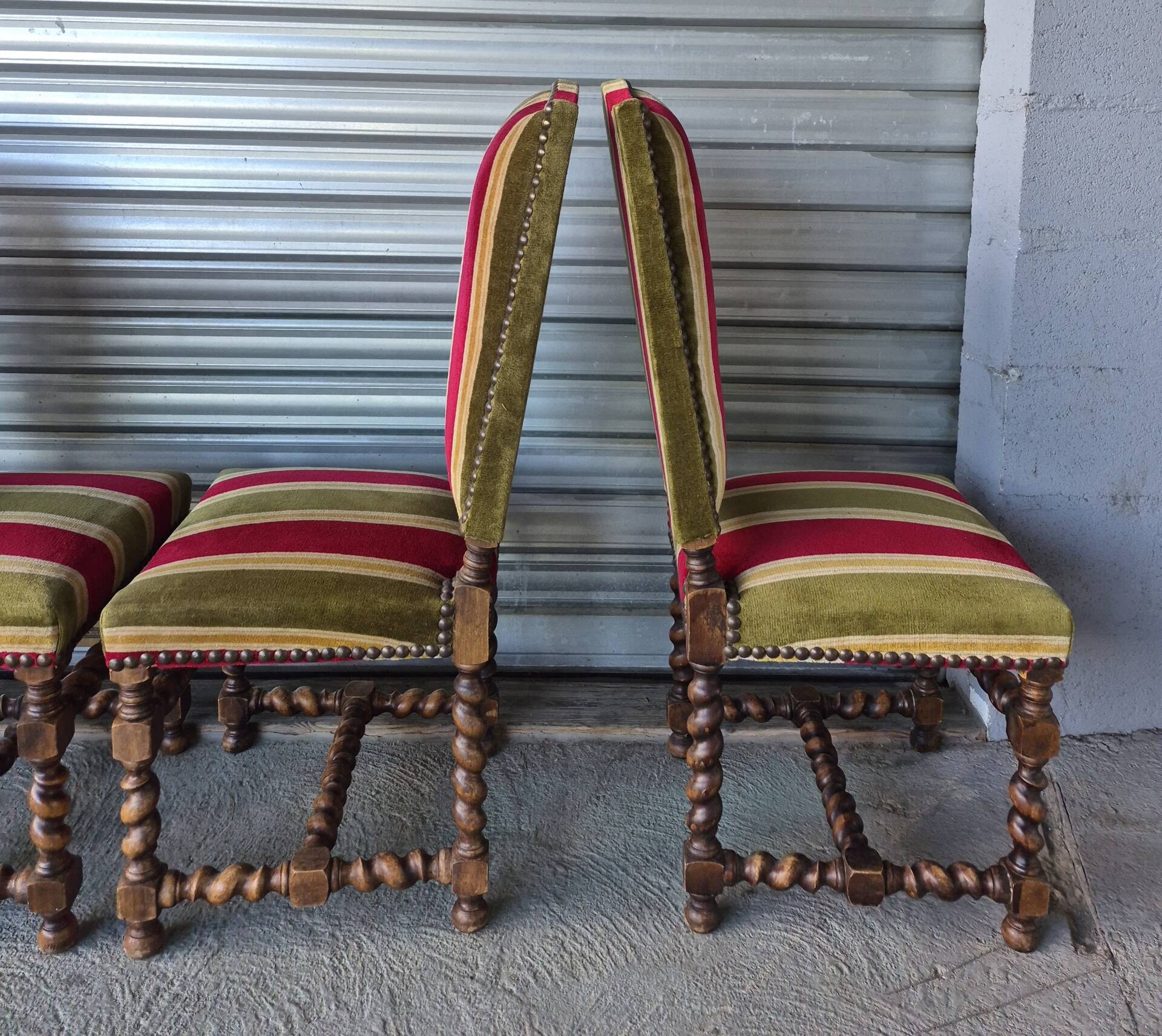 Set of 6 Louis XIII style chairs in turned wood and velvet.