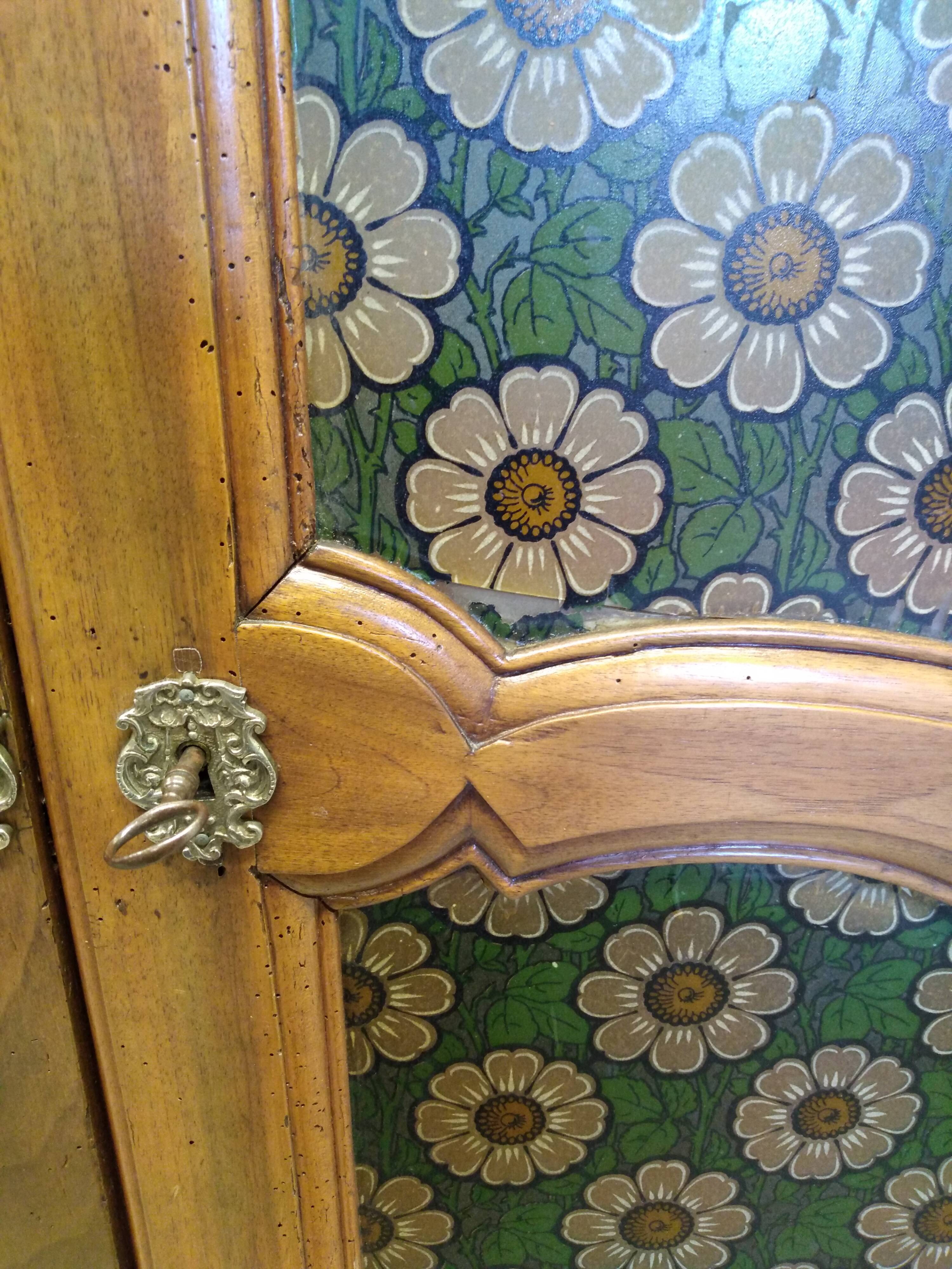 Atypical antique showcase