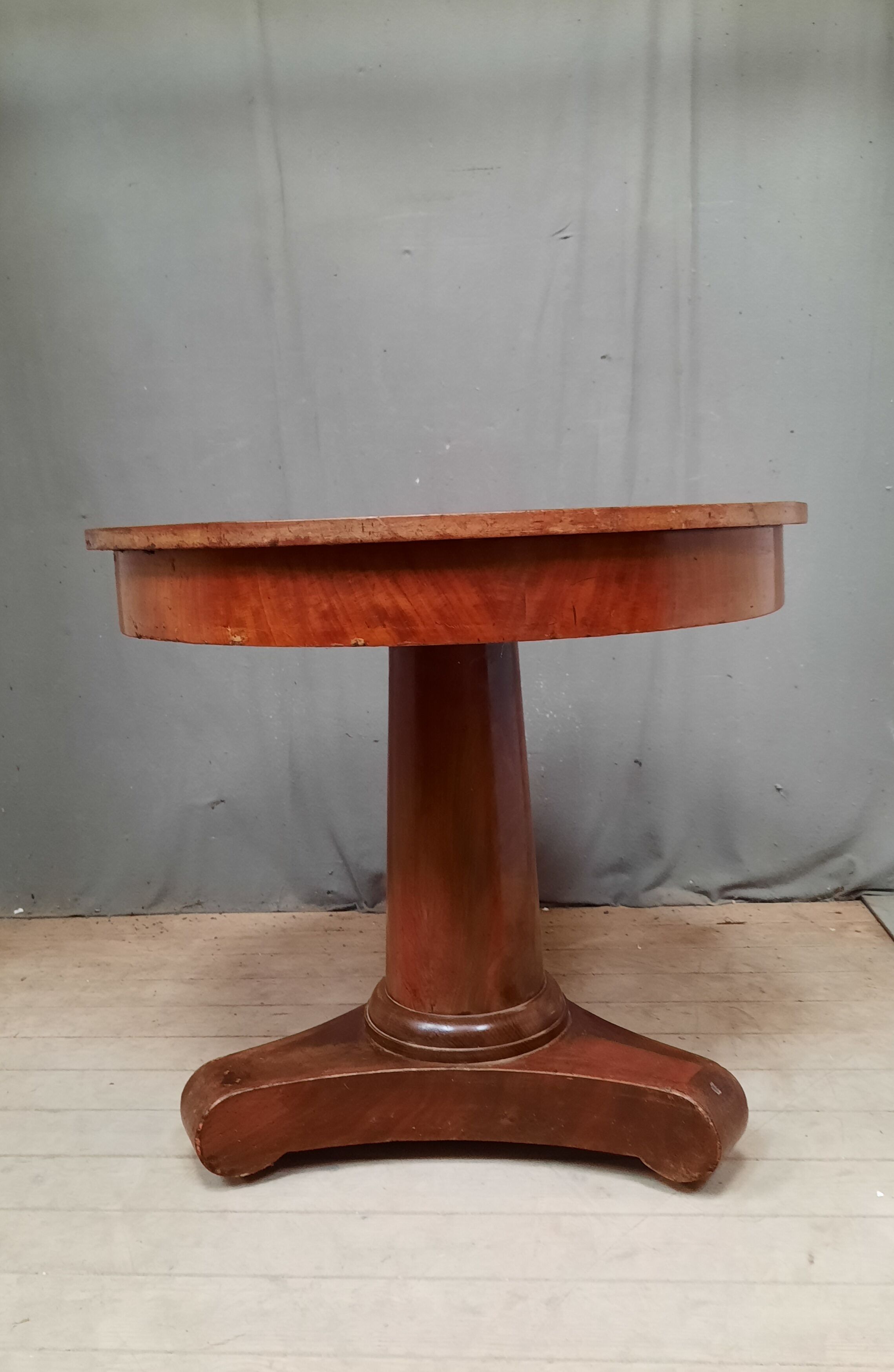 Restoration pedestal table with central barrel