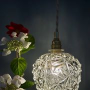 Suspension globe vintage en verre moulé