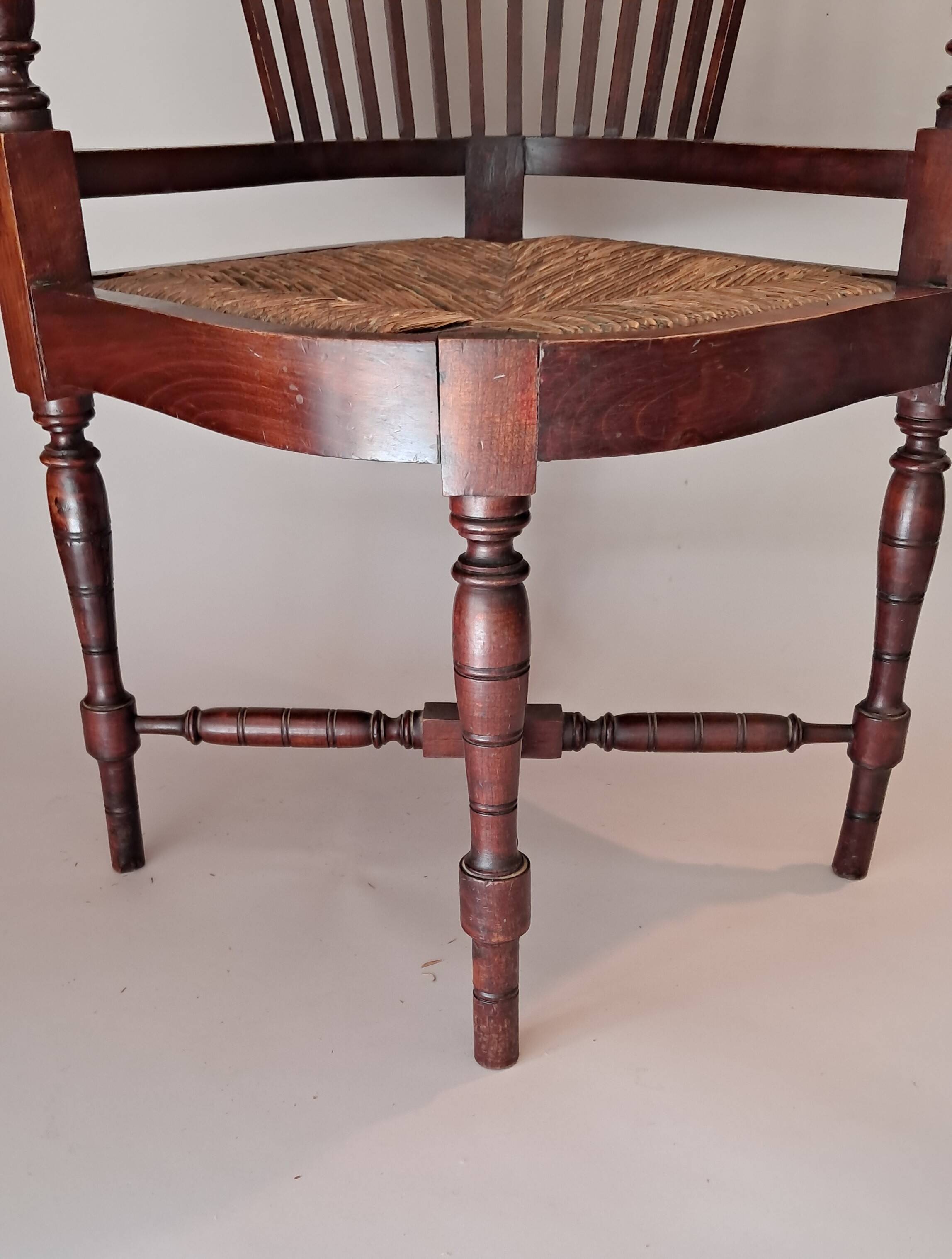 Paire de fauteuils d'angle paillés Jungerstil en acajou 1900.