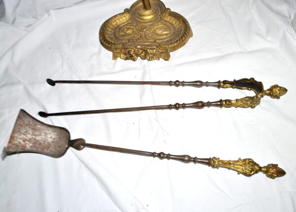 Nécessaire de cheminée en fonte et laiton doré avec pelle et pince