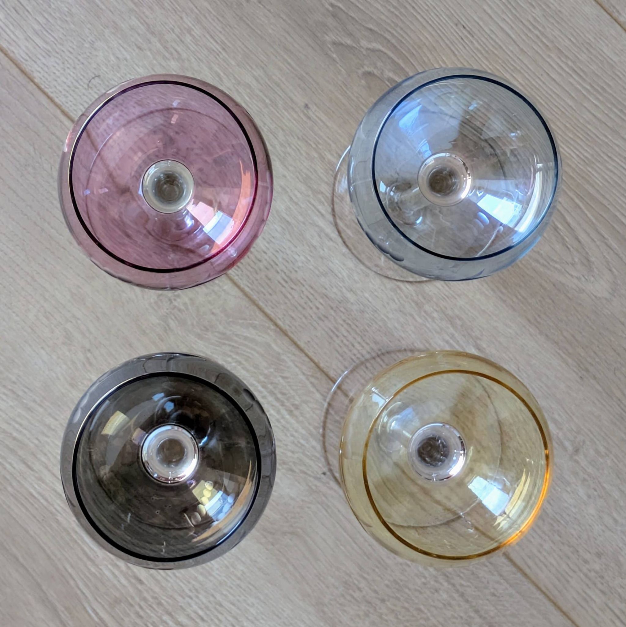 Série de 4 Verres à Vin en Cristal de Couleur  "Harlequin" Gravés Main 1960