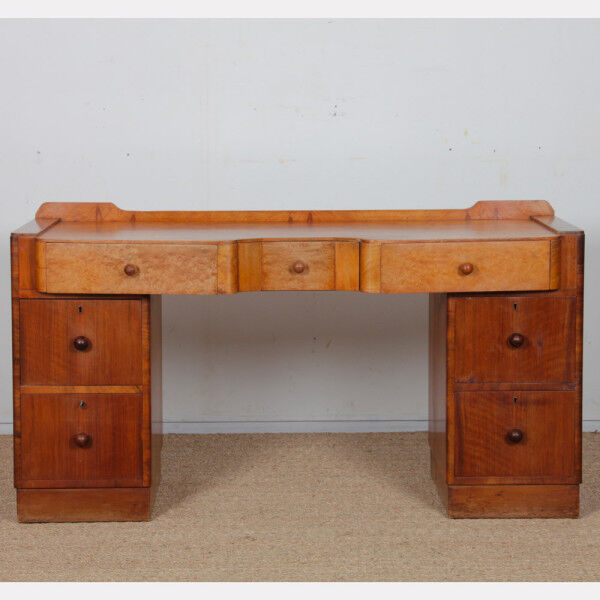Bureau/dressing table made of burl wood from the 1930s.