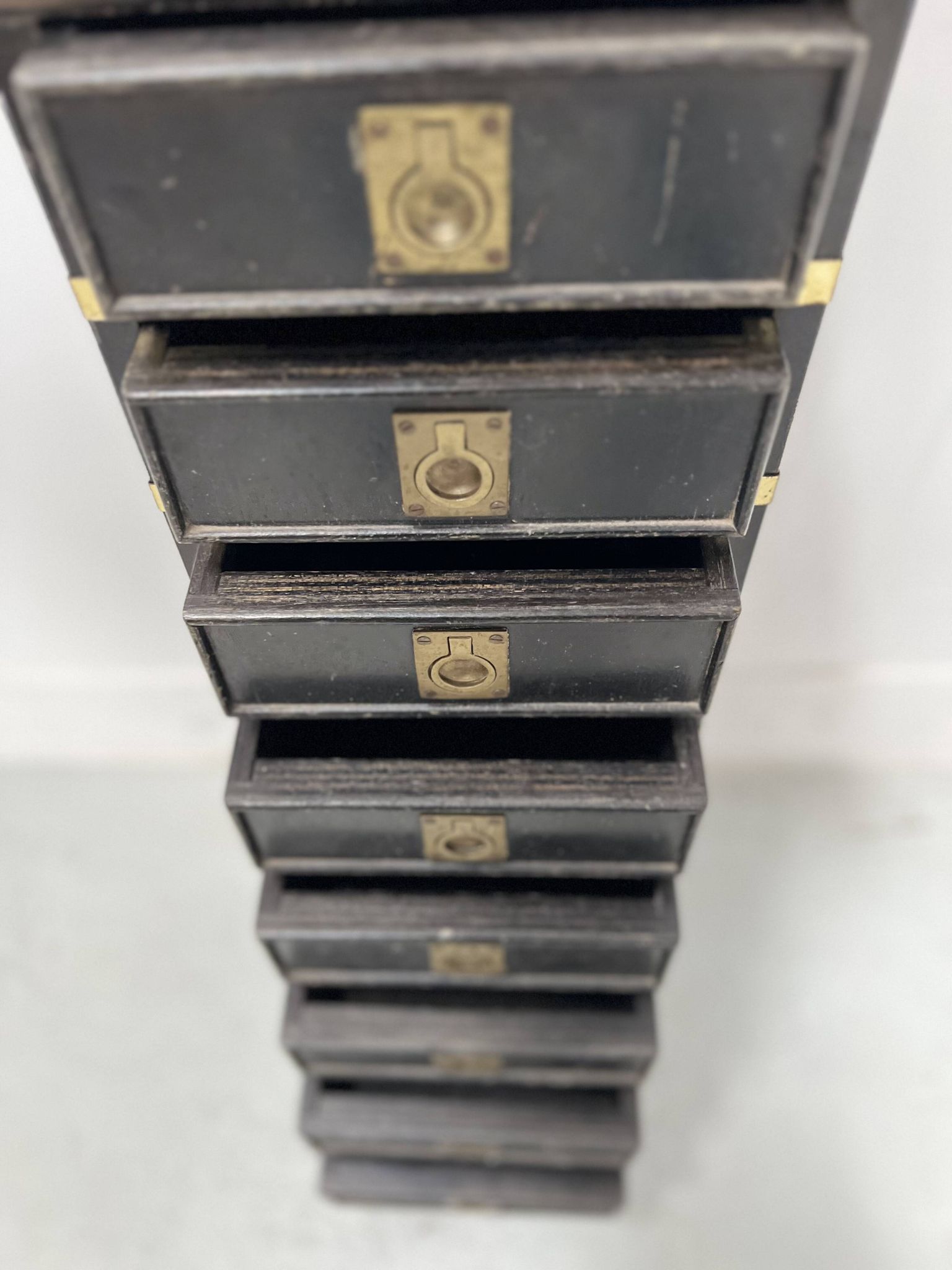 Meuble a huit petits tiroirs en bois noir XX Siècle