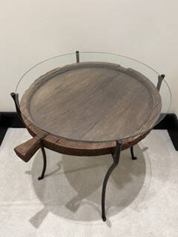 table ronde décorative en fer forgé, plateau de verre et de bois.