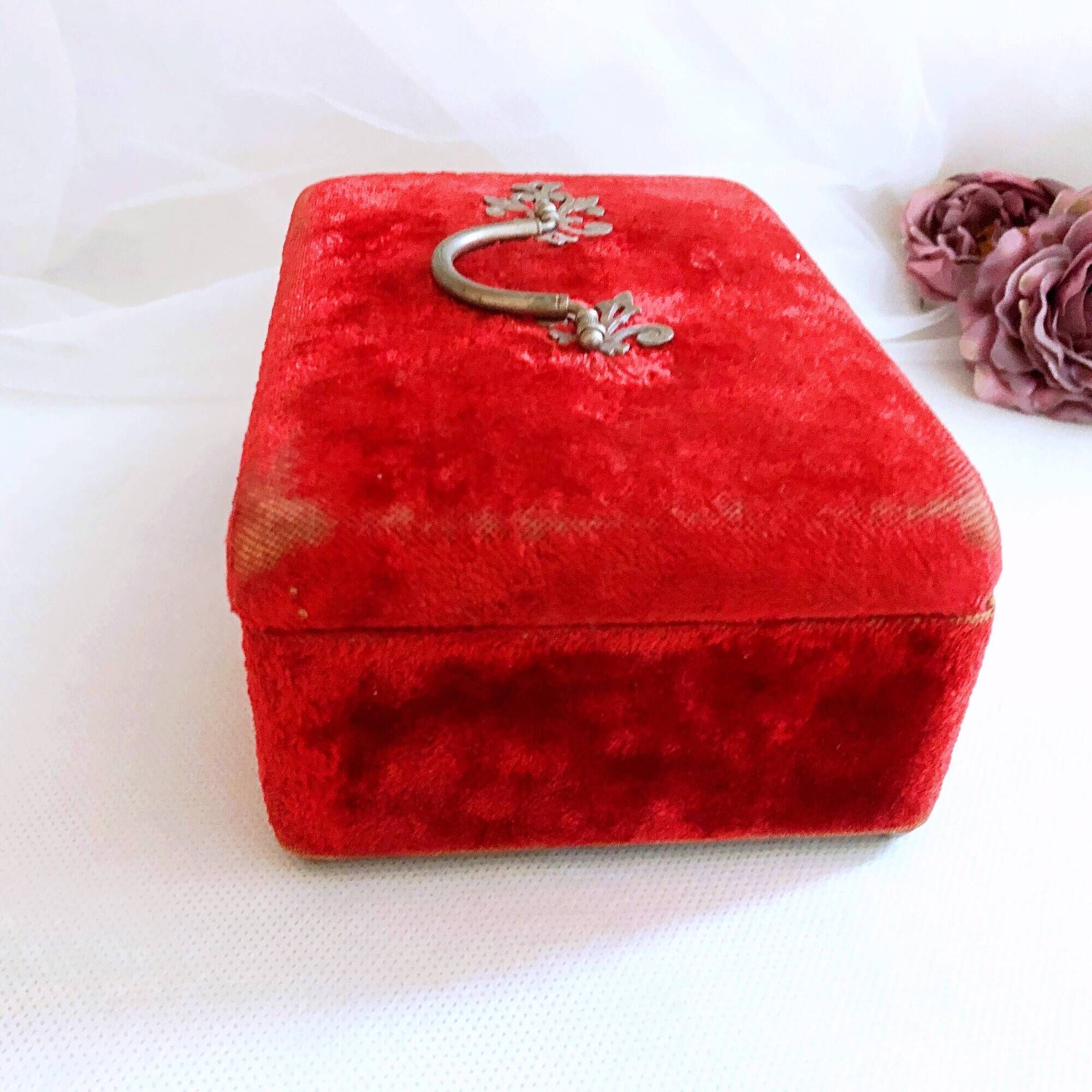 Sewing box padded with red silk, Napoleon III style