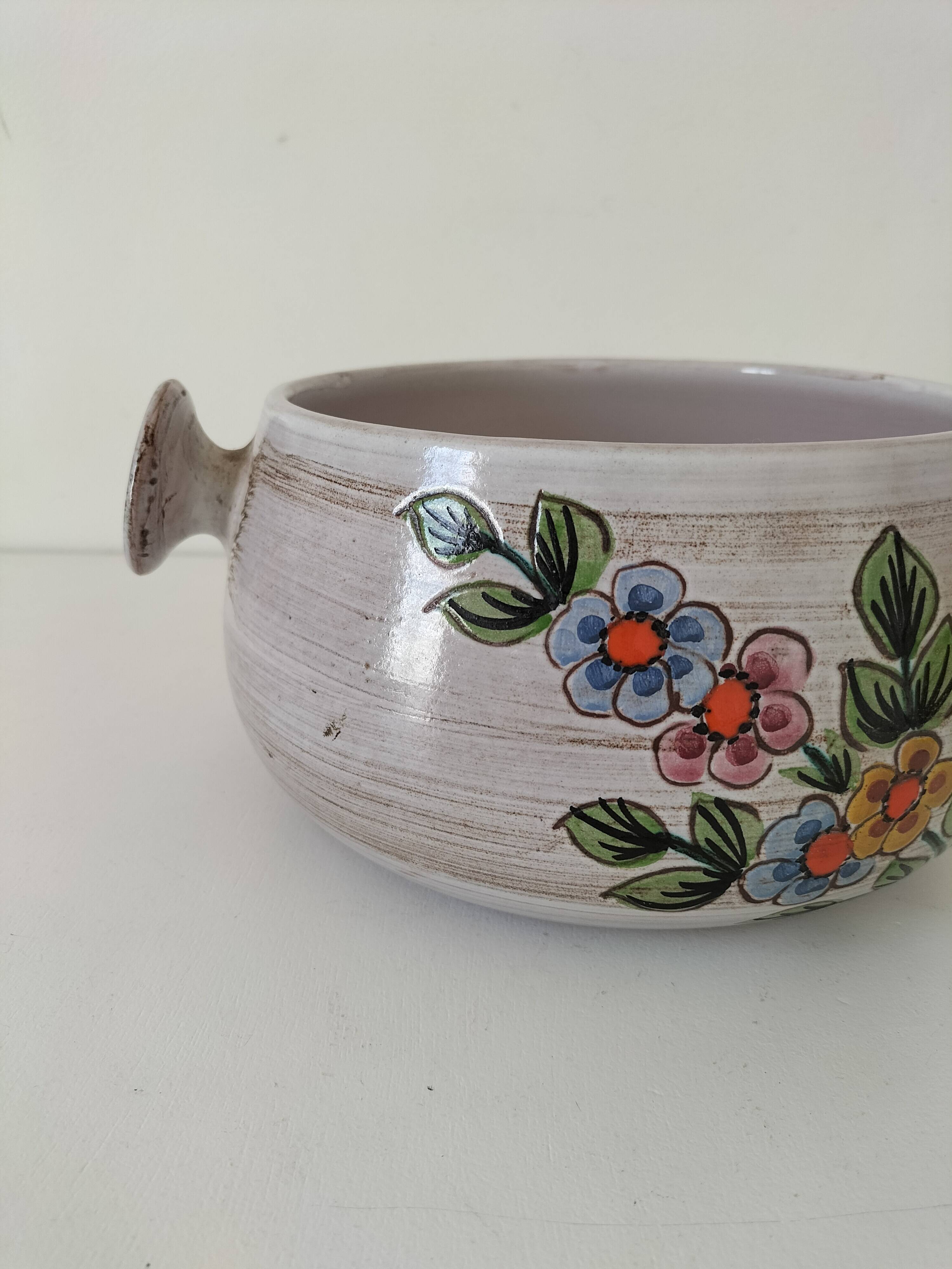 Glazed stoneware dish with floral motif