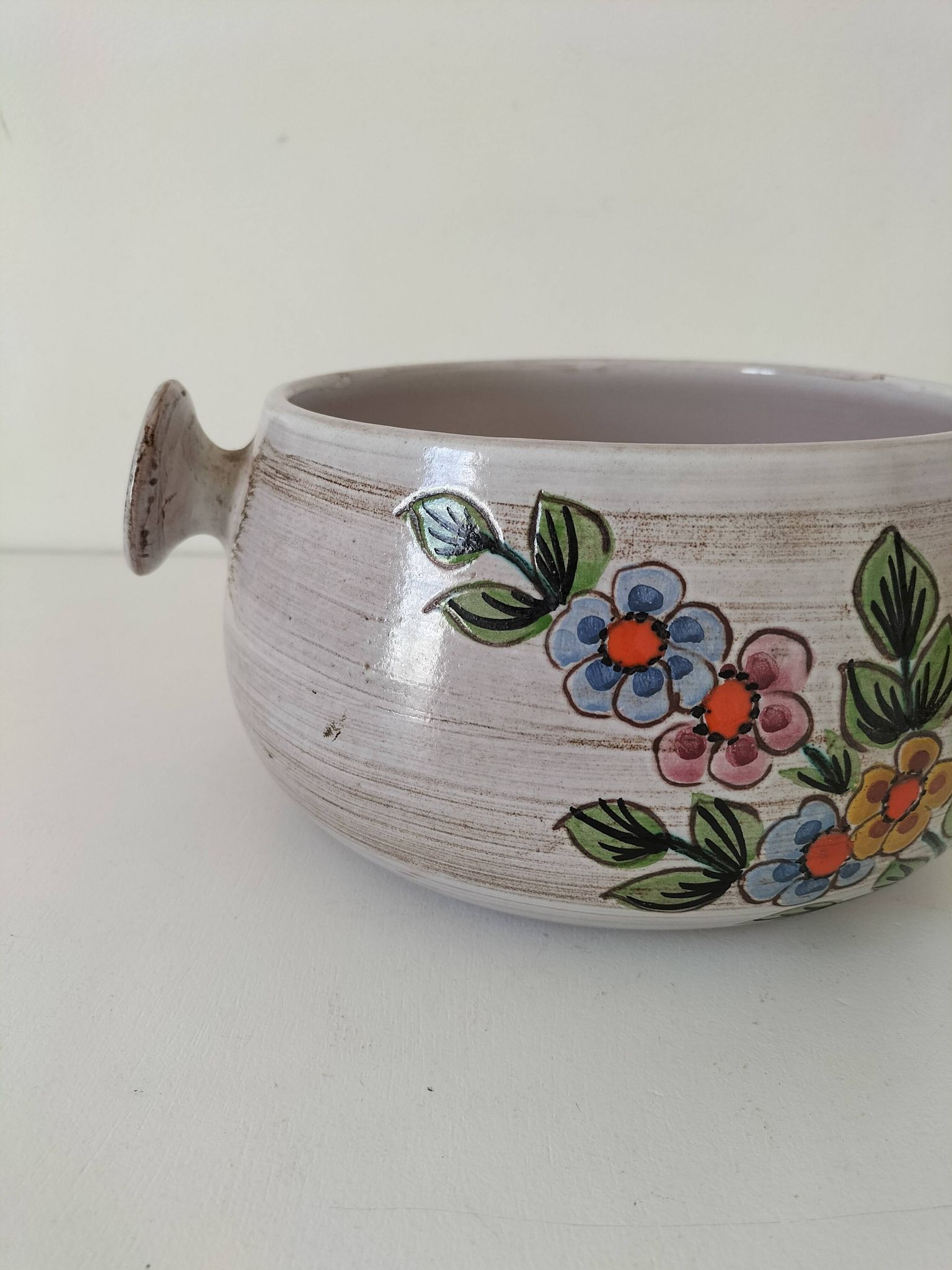 Glazed stoneware dish with floral motif