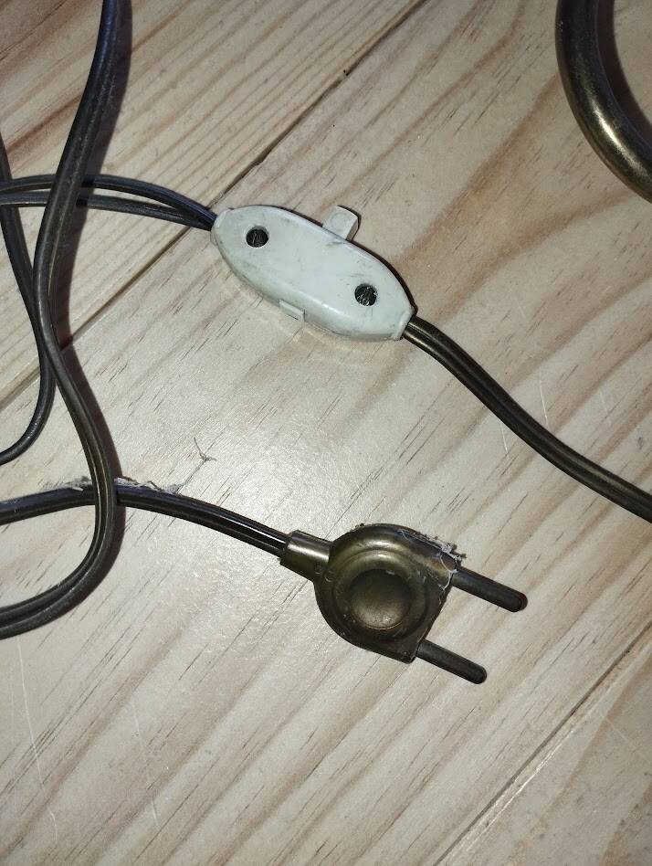 Vintage wall light in brass and textured glass – 60s/70s style