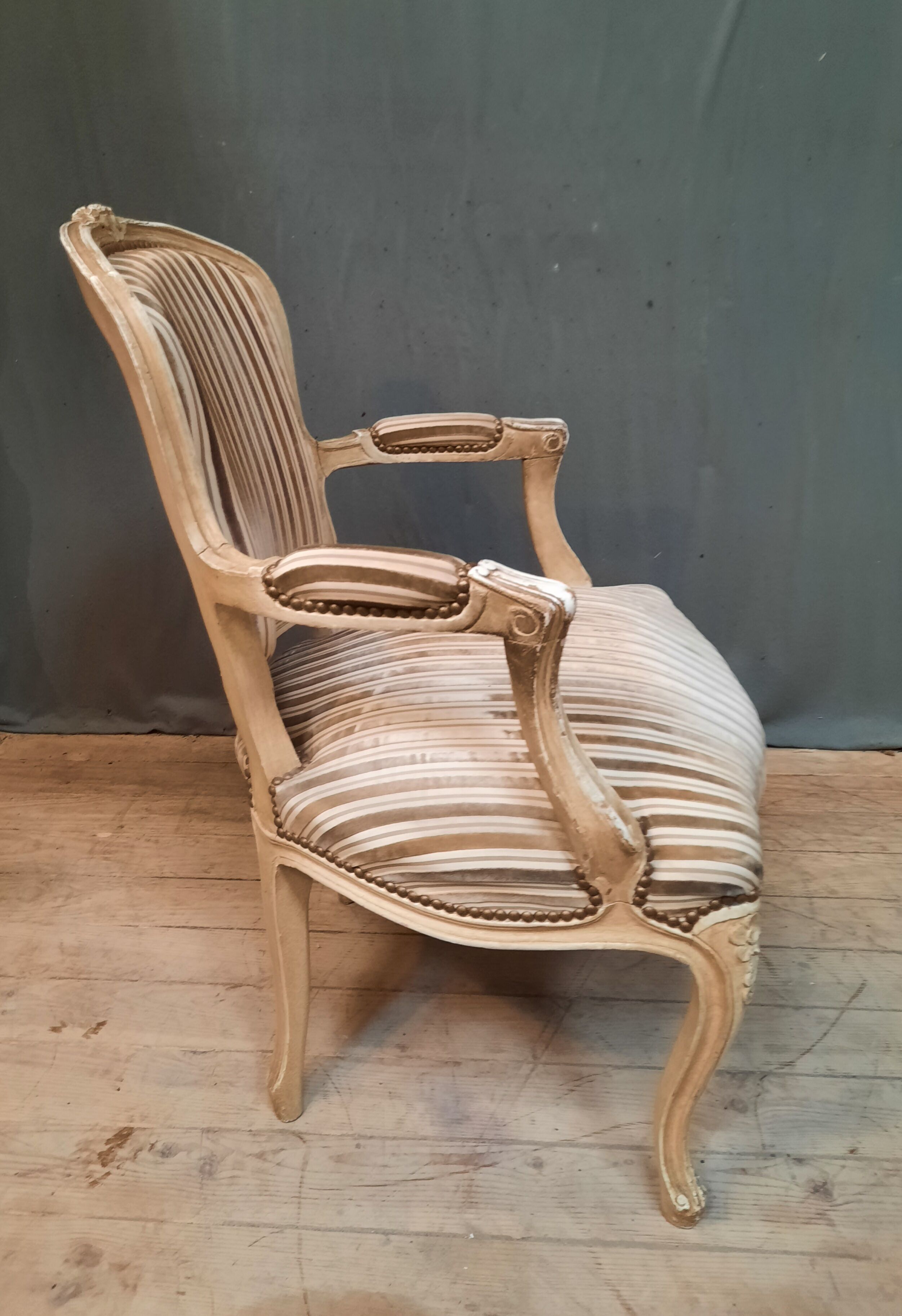 Fauteuil laqué blanc de style Louis XV