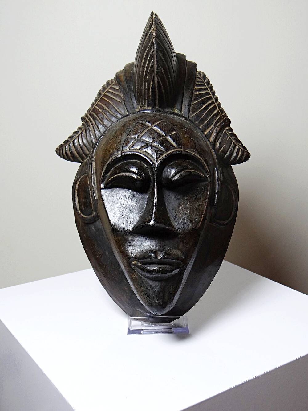 Decorative African wall mask in Punu Tsangui style, carved wood, 20th century.