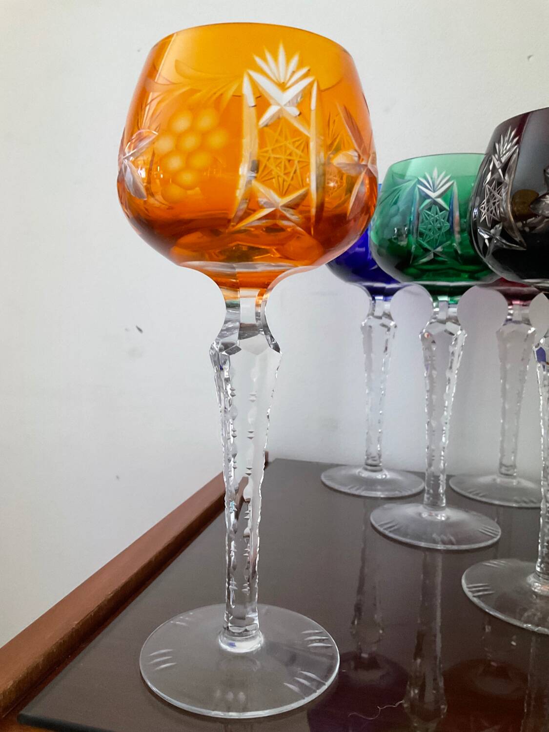 Série de 10 verres anciens multicolores en cristal ciselé