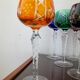 Série de 10 verres anciens multicolores en cristal ciselé