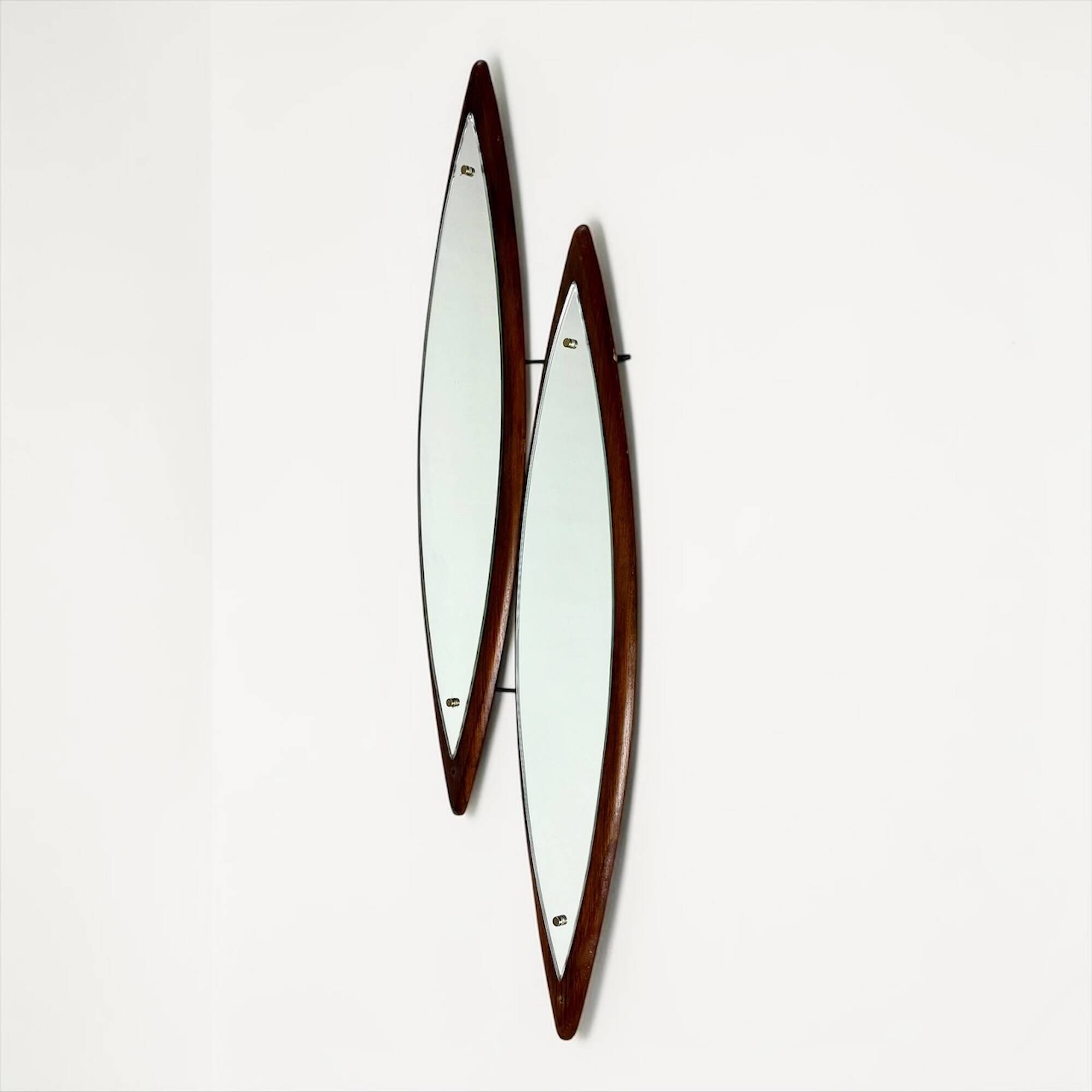 Italian sculptural wall mirror in wood from the 1960s.